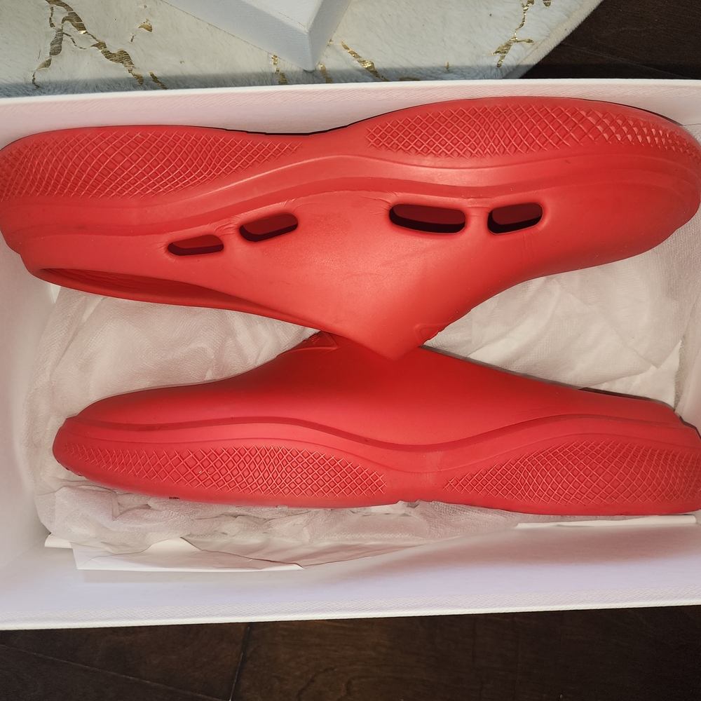 Prada Red Slippers Minimalist Design - Picture 5 of 9